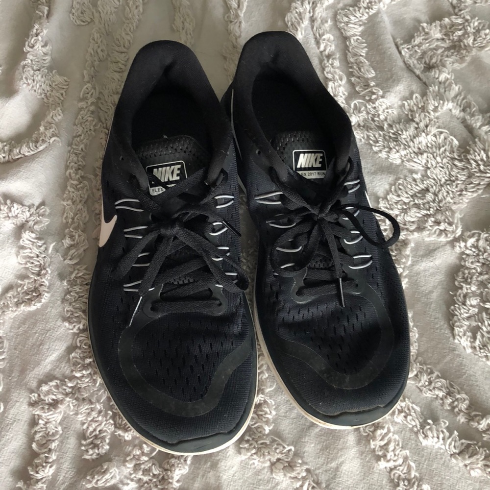 black nike sneakers - Picture 2 of 4